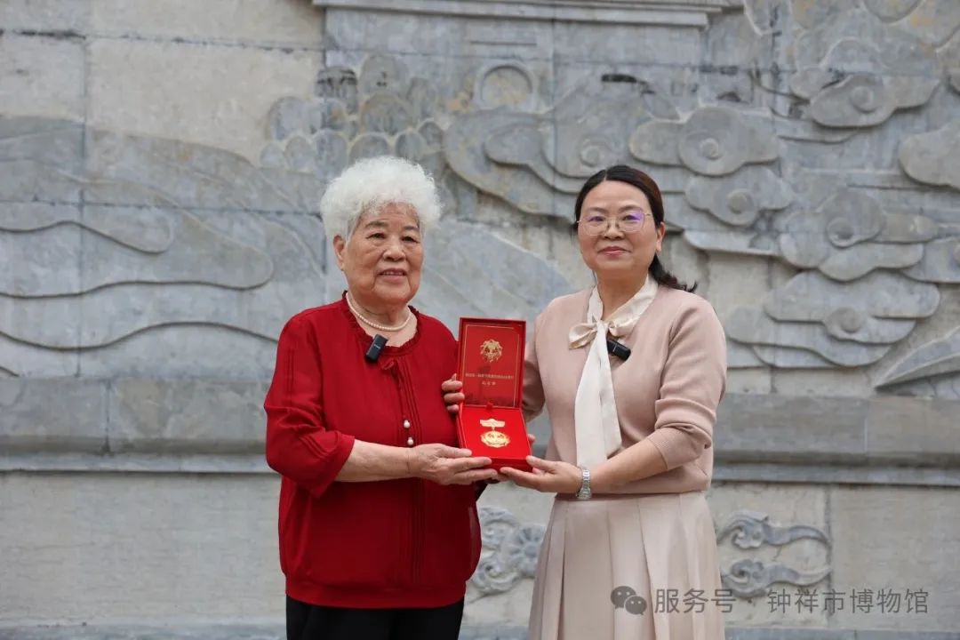 九旬老人向钟祥市博物馆捐赠 我国第一颗原子弹爆炸成功60周年纪念章